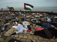 Ratusan Warga Spanyol Berbaring di Tanah, Protes Serangan Israel
