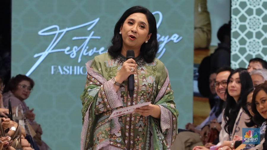 Sejumlah model tampil menggunakan koleksi terbaru karya fesyen desainer dalam acara Metro Festive Raya Fashion Show 2024 di Plaza Senayan, Jakarta, Kamis (21/3/2024). (CNBC Indonesia/Faisal Rahman)