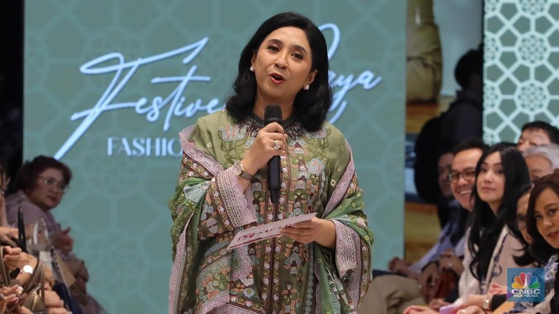 Sejumlah model tampil menggunakan koleksi terbaru karya fesyen desainer dalam acara Metro Festive Raya Fashion Show 2024 di Plaza Senayan, Jakarta, Kamis (21/3/2024). (CNBC Indonesia/Faisal Rahman)