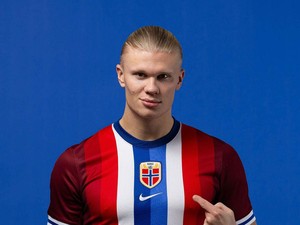 Haaland Pakai Jersey Baru Timnas Norwegia... Itu Thailand?