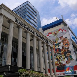 Review Sidang MK 1 April: Kritik Faisal Basri, 4 Menteri Dipanggil