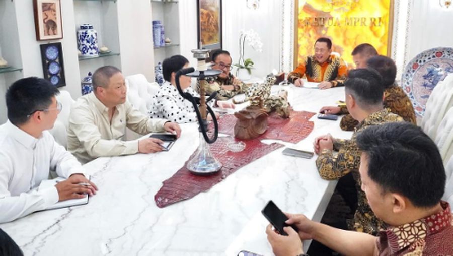 Ketua MPR RI sekaligus Wakil Ketua Umum Partai Golkar Bambang Soesatyo mengapresiasi rencana dua investor asal China, PT Sheng Wei New Energy Technology dan Beijing Jianlong Heavy Industry Group Co, Ltd (Beijing Jianlong) membangun smelter nikel dan pabrik pembuatan baja dengan metode economic green di Kawasan Ekonomi Khusus (KEK) Kabupaten Sorong, Papua Barat Daya. Nilai investasinya diperkirakan mencapai Rp 75 triliun. (Instagram/bambang.soesatyo)