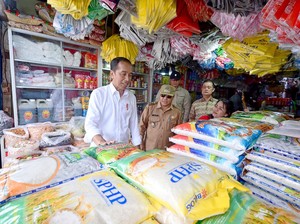 Jokowi Tinjau Pasar Sungai Ringin Kalbar: Harga Naik tapi Nggak Banyak