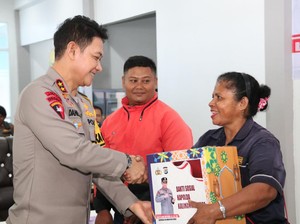 Polda Kaltara Bagi Sembako untuk 100 Buruh-Cleaning Service Pelabuhan Nunukan