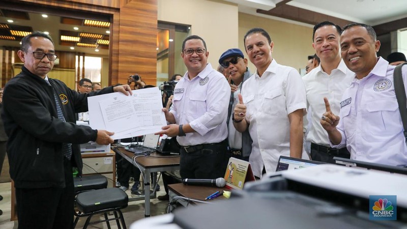 Ketua Tim Hukum Nasional (THN) Anies Baswedan-Muhaimin Iskandar (AMIN), Ari Yusuf Amir memberikan keterangan usai mendaftarkan gugatan sengketa Pemilu 2024 di Gedung Mahkamah Konstitusi (MK), Jakarta, Kamis (21/3/2024). (CNBC Indonesia/Faisal Rahman)