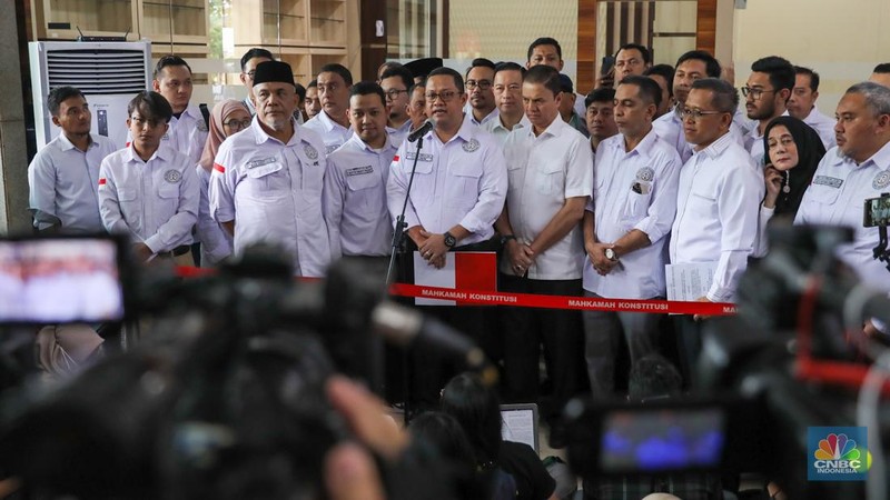 Ketua Tim Hukum Nasional (THN) Anies Baswedan-Muhaimin Iskandar (AMIN), Ari Yusuf Amir memberikan keterangan usai mendaftarkan gugatan sengketa Pemilu 2024 di Gedung Mahkamah Konstitusi (MK), Jakarta, Kamis (21/3/2024). (CNBC Indonesia/Faisal Rahman)