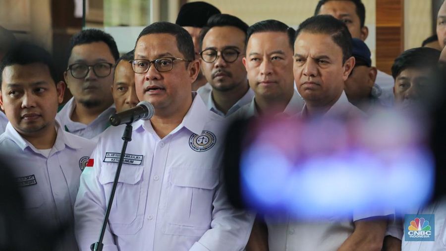 Ketua Tim Hukum Nasional (THN) Anies Baswedan-Muhaimin Iskandar (AMIN), Ari Yusuf Amir memberikan keterangan usai mendaftarkan gugatan sengketa Pemilu 2024 di Gedung Mahkamah Konstitusi (MK), Jakarta, Kamis (21/3/2024). (CNBC Indonesia/Faisal Rahman)