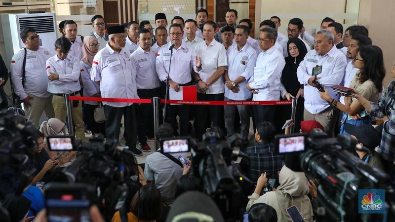 Ketua Tim Hukum Nasional (THN) Anies Baswedan-Muhaimin Iskandar (AMIN), Ari Yusuf Amir memberikan keterangan usai mendaftarkan gugatan sengketa Pemilu 2024 di Gedung Mahkamah Konstitusi (MK), Jakarta, Kamis (21/3/2024). (CNBC Indonesia/Faisal Rahman)