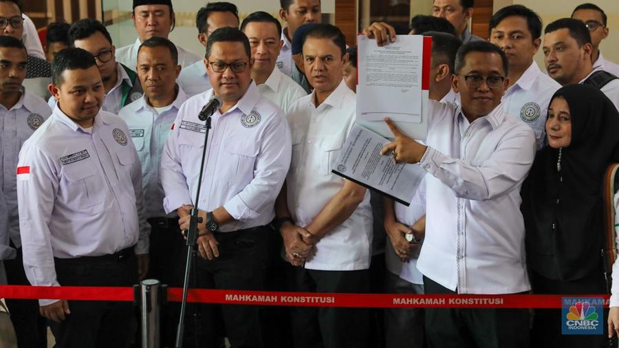 Ketua Tim Hukum Nasional (THN) Anies Baswedan-Muhaimin Iskandar (AMIN), Ari Yusuf Amir memberikan keterangan usai mendaftarkan gugatan sengketa Pemilu 2024 di Gedung Mahkamah Konstitusi (MK), Jakarta, Kamis (21/3/2024).