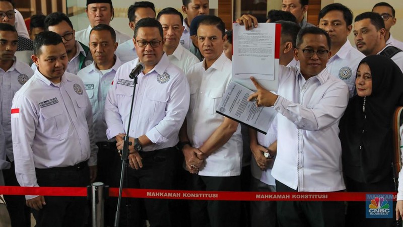 Ketua Tim Hukum Nasional (THN) Anies Baswedan-Muhaimin Iskandar (AMIN), Ari Yusuf Amir memberikan keterangan usai mendaftarkan gugatan sengketa Pemilu 2024 di Gedung Mahkamah Konstitusi (MK), Jakarta, Kamis (21/3/2024). (CNBC Indonesia/Faisal Rahman)