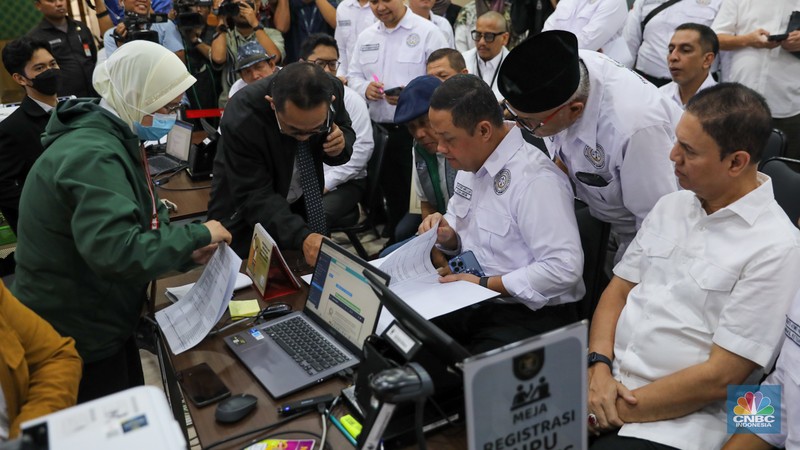 Ketua Tim Hukum Nasional (THN) Anies Baswedan-Muhaimin Iskandar (AMIN), Ari Yusuf Amir memberikan keterangan usai mendaftarkan gugatan sengketa Pemilu 2024 di Gedung Mahkamah Konstitusi (MK), Jakarta, Kamis (21/3/2024). (CNBC Indonesia/Faisal Rahman)