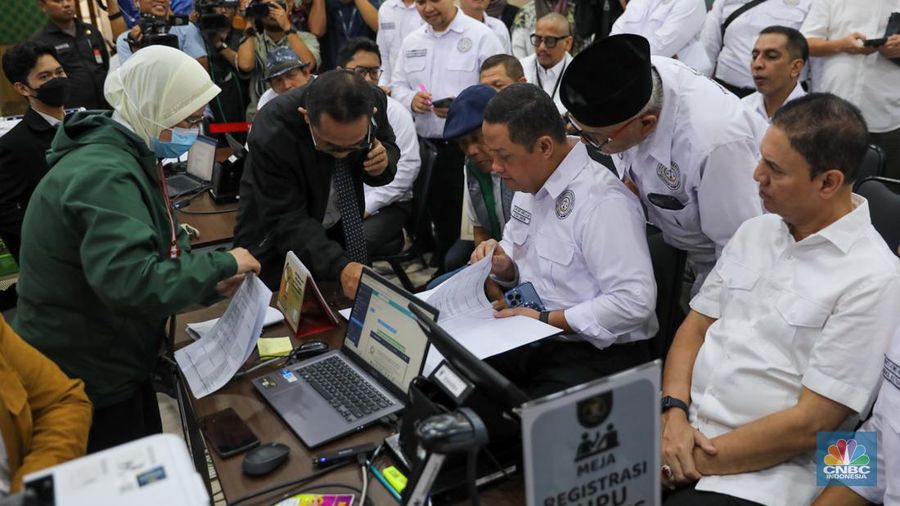 Ketua Tim Hukum Nasional (THN) Anies Baswedan-Muhaimin Iskandar (AMIN), Ari Yusuf Amir memberikan keterangan usai mendaftarkan gugatan sengketa Pemilu 2024 di Gedung Mahkamah Konstitusi (MK), Jakarta, Kamis (21/3/2024). (CNBC Indonesia/Faisal Rahman)