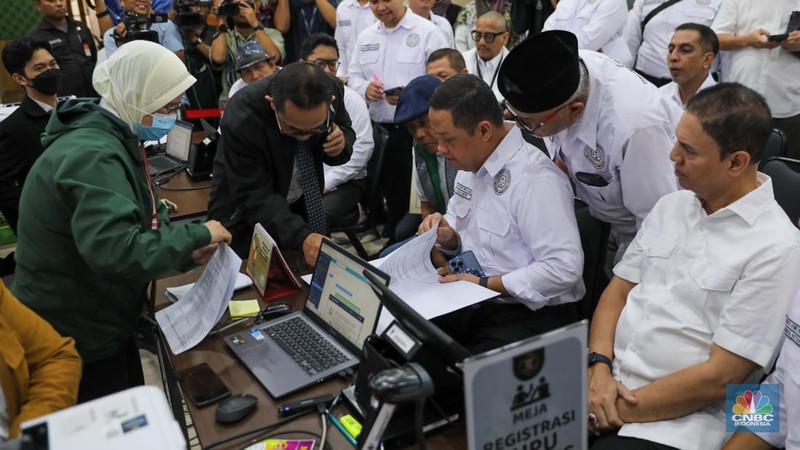 Ketua Tim Hukum Nasional (THN) Anies Baswedan-Muhaimin Iskandar (AMIN), Ari Yusuf Amir memberikan keterangan usai mendaftarkan gugatan sengketa Pemilu 2024 di Gedung Mahkamah Konstitusi (MK), Jakarta, Kamis (21/3/2024). (CNBC Indonesia/Faisal Rahman)