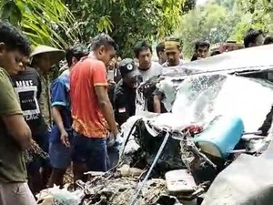 2 Penumpang Minibus Tewas Tabrakan dengan Truk di Kolaka, 1 Korban Polisi