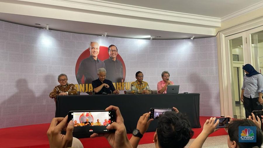 Konferensi pers Ganjar-Mahfud di Posko Pemenangan Ganjar-Mahfud, Jakarta Pusat, Kamis (21/3/2024). (CNBC Indonesia/Mira Rachmalia)