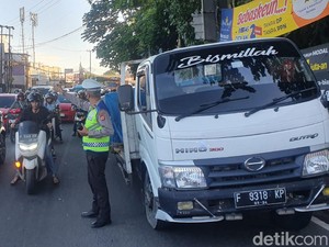 Truk Patah As Roda di KS Tubun, Lalin Jl Sholis Bogor Sempat Macet Parah