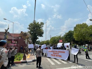 Puluhan Orang di Mojokerto Demo Pertanyakan Netralitas Polri