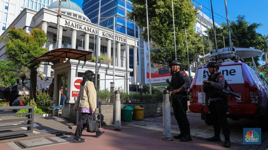 Pendaftaran Gugatan Sengketa Pilpres Dimulai, Potret Pengamanan Gedung MK. (CNBC Indonesia/Faisal Rahman)