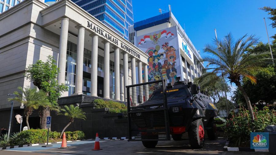 Pendaftaran Gugatan Sengketa Pilpres Dimulai, Potret Pengamanan Gedung MK. (CNBC Indonesia/Faisal Rahman)