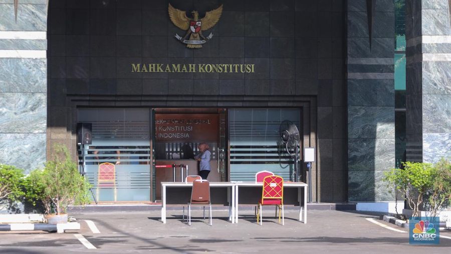 Pendaftaran Gugatan Sengketa Pilpres Dimulai, Potret Pengamanan Gedung MK. (CNBC Indonesia/Faisal Rahman)