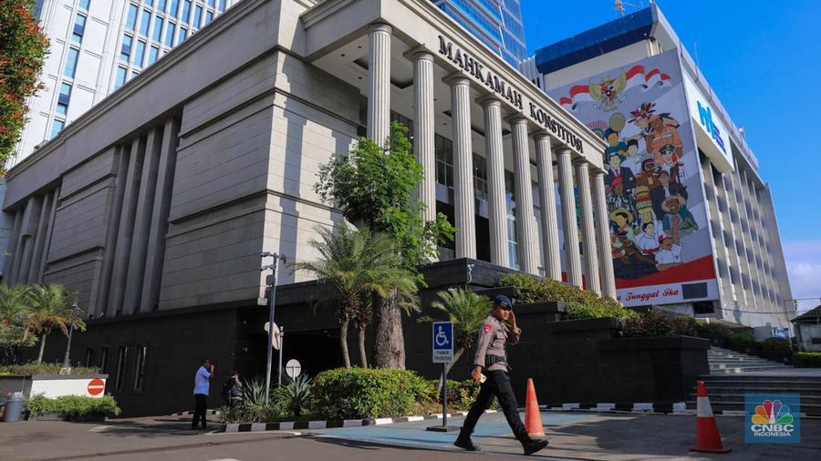 Pendaftaran Gugatan Sengketa Pilpres Dimulai, Potret Pengamanan Gedung MK. (CNBC Indonesia/Faisal Rahman)