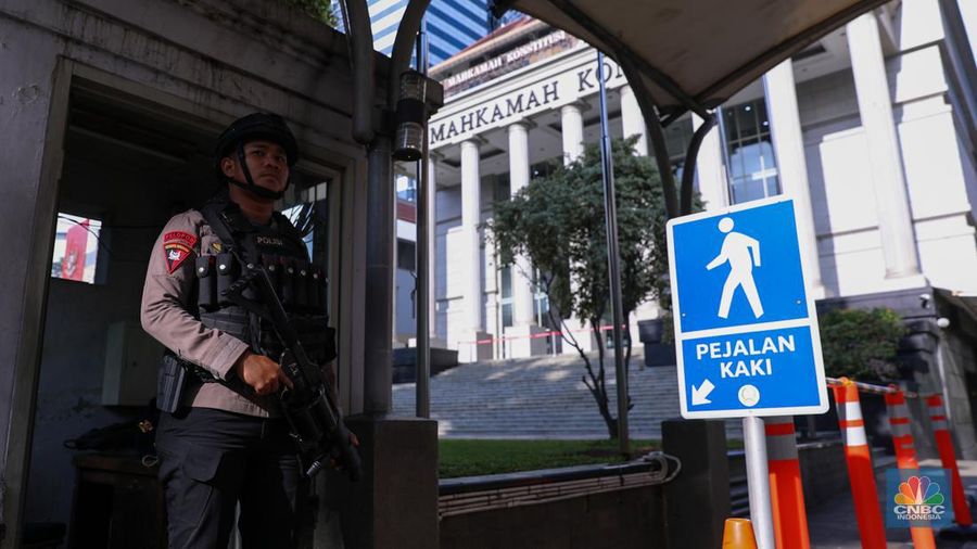 Pendaftaran Gugatan Sengketa Pilpres Dimulai, Potret Pengamanan Gedung MK. (CNBC Indonesia/Faisal Rahman)