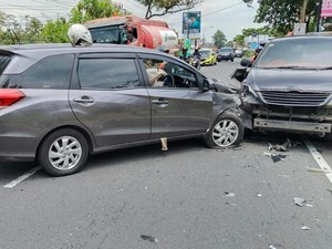 Mobilio Tabrak Innova di Jakal Sleman, Arus Lalin Sempat Macet