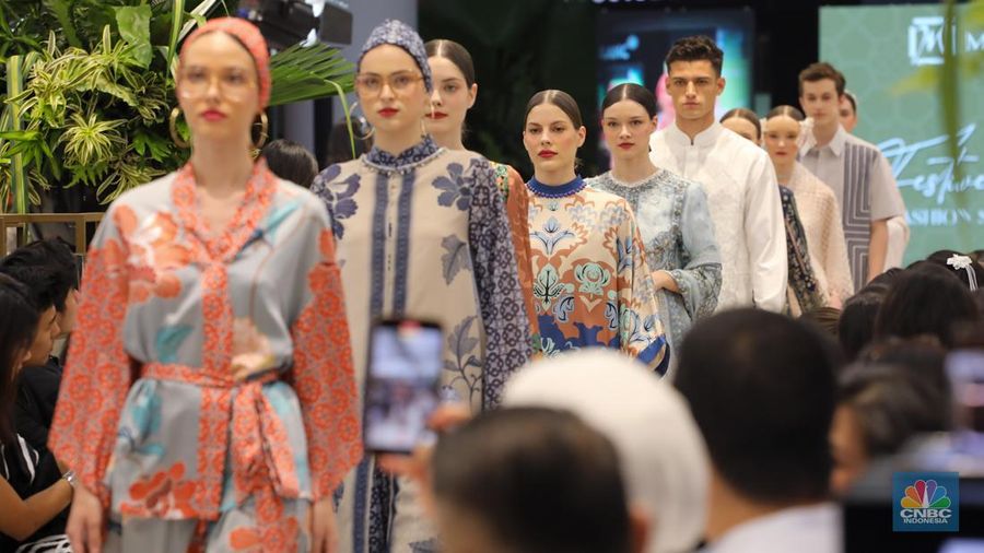 Model tampil mengenakan busana koleksi terbaru karya fesyen desainer dalam acara METRO Festive Raya Fashion Show di Plaza Senayan, Jakarta, Kamis (21/3/2024). (CNBC Indonesia/Faisal Rahman)