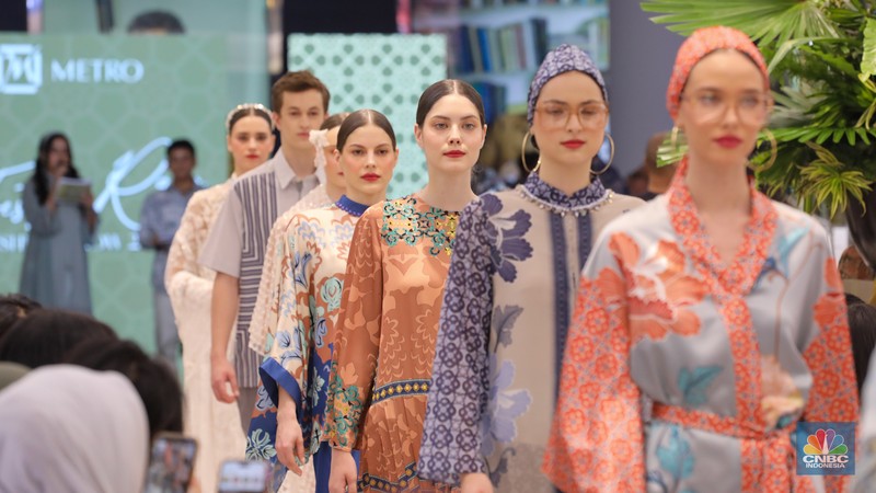 Model tampil mengenakan busana koleksi terbaru karya fesyen desainer dalam acara METRO Festive Raya Fashion Show di Plaza Senayan, Jakarta, Kamis (21/3/2024). (CNBC Indonesia/Faisal Rahman)