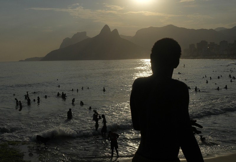 Orang-orang nongkrong di perairan dangkal pantai Arpoador di tengah gelombang panas, di Rio de Janeiro, Brasil, Rabu, 20 Maret 2024. Orang-orang nongkrong di perairan dangkal pantai Arpoador di tengah gelombang panas, di Rio de Janeiro, Brasil, Rabu, 20 Maret 2024. (AP Photo/Silvia Izquierdo)