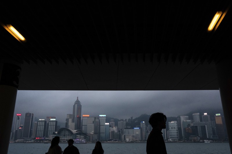 Orang-orang melintasi persimpangan di kawasan pusat bisnis Hong Kong pada 27 Februari 2024, sehari sebelum anggaran tahunan kota tersebut diumumkan pada 28 Februari. (Photo by Peter PARKS / AFP)