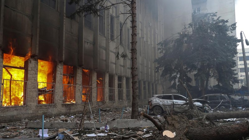 Petugas pemadam kebakaran bekerja di lokasi percetakan yang terkena serangan rudal Rusia, di tengah serangan Rusia ke Ukraina, di Kharkiv, Ukraina 20 Maret 2024. (REUTERS/Sofiia Gatilova)