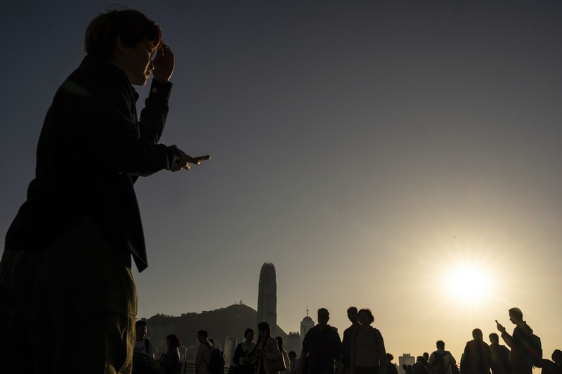 Orang-orang melintasi persimpangan di kawasan pusat bisnis Hong Kong pada 27 Februari 2024, sehari sebelum anggaran tahunan kota tersebut diumumkan pada 28 Februari. (Photo by Peter PARKS / AFP)