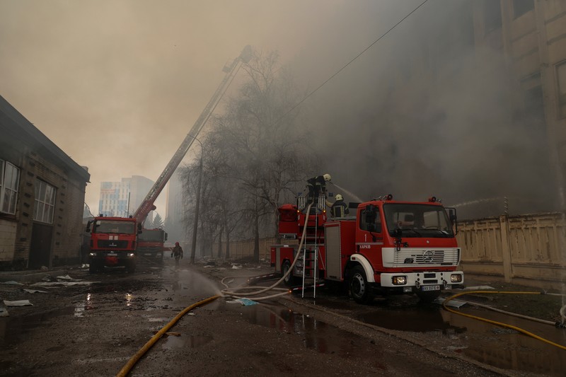 Petugas pemadam kebakaran bekerja di lokasi percetakan yang terkena serangan rudal Rusia, di tengah serangan Rusia ke Ukraina, di Kharkiv, Ukraina 20 Maret 2024. (REUTERS/Sofiia Gatilova)