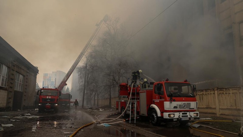 Petugas pemadam kebakaran bekerja di lokasi percetakan yang terkena serangan rudal Rusia, di tengah serangan Rusia ke Ukraina, di Kharkiv, Ukraina 20 Maret 2024. (REUTERS/Sofiia Gatilova)