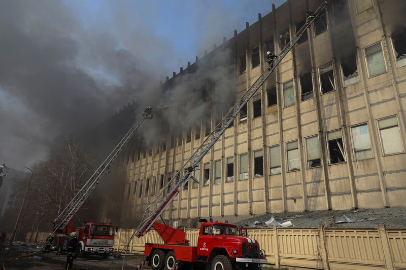 Petugas pemadam kebakaran bekerja di lokasi percetakan yang terkena serangan rudal Rusia, di tengah serangan Rusia ke Ukraina, di Kharkiv, Ukraina 20 Maret 2024. (REUTERS/Sofiia Gatilova)