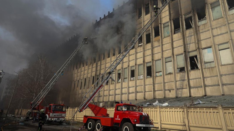 Petugas pemadam kebakaran bekerja di lokasi percetakan yang terkena serangan rudal Rusia, di tengah serangan Rusia ke Ukraina, di Kharkiv, Ukraina 20 Maret 2024. (REUTERS/Sofiia Gatilova)