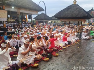 Hujan Deras Guyur Prosesi Nedunang Pralingga Ida Bhatara di Besakih