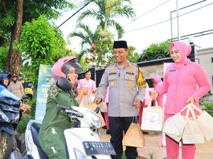 Polisi di Tuban Bagikan 500 Paket Takjil ke Pengguna Jalan