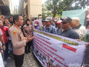 Massa Ngeluruk Polresta Sidoarjo Pertanyakan Sirekap, Polisi Tegaskan Netral