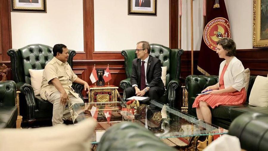Prabowo Subianto menerima surat ucapan selamat dari Presiden Swiss, Viola Amherd yang disampaikan oleh Duta Besar Swiss untuk Indonesia, H.E Olivier Zehnder. (Instagram @prabowo)