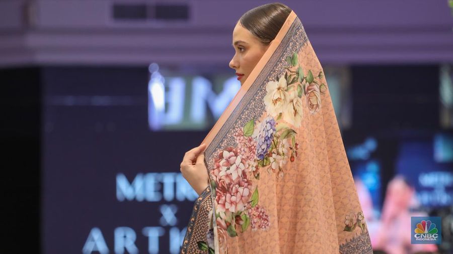 Model tampil mengenakan busana koleksi terbaru karya fesyen desainer dalam acara METRO Festive Raya Fashion Show di Plaza Senayan, Jakarta, Kamis (21/3/2024). (CNBC Indonesia/Faisal Rahman)