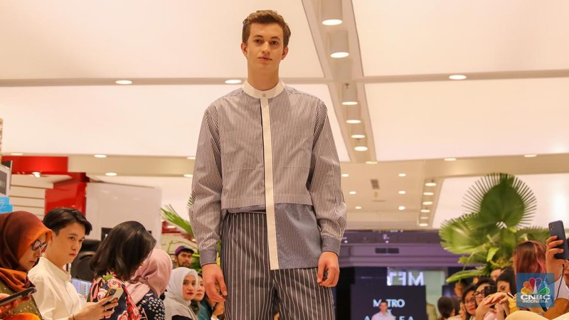 Sejumlah model tampil menggunakan koleksi terbaru karya fesyen desainer dalam acara Metro Festive Raya Fashion Show 2024 di Plaza Senayan, Jakarta, Kamis (21/3/2024). (CNBC Indonesia/Faisal Rahman)