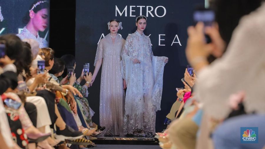 Sejumlah model tampil menggunakan koleksi terbaru karya fesyen desainer dalam acara Metro Festive Raya Fashion Show 2024 di Plaza Senayan, Jakarta, Kamis (21/3/2024). (CNBC Indonesia/Faisal Rahman)