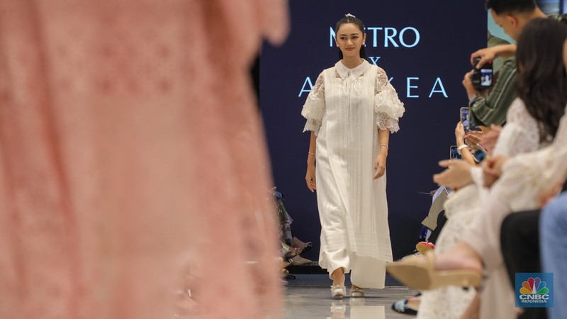 Sejumlah model tampil menggunakan koleksi terbaru karya fesyen desainer dalam acara Metro Festive Raya Fashion Show 2024 di Plaza Senayan, Jakarta, Kamis (21/3/2024). Sejumlah model tampil menggunakan koleksi terbaru karya fesyen desainer dalam acara Metro Festive Raya Fashion Show 2024 di Plaza Senayan, Jakarta, Kamis (21/3/2024). (CNBC Indonesia/Faisal Rahman)
