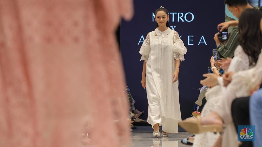 Sejumlah model tampil menggunakan koleksi terbaru karya fesyen desainer dalam acara Metro Festive Raya Fashion Show 2024 di Plaza Senayan, Jakarta, Kamis (21/3/2024). (CNBC Indonesia/Faisal Rahman)
