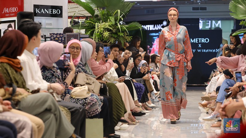 Model tampil mengenakan busana koleksi terbaru karya fesyen desainer dalam acara METRO Festive Raya Fashion Show di Plaza Senayan, Jakarta, Kamis (21/3/2024). Model tampil mengenakan busana koleksi terbaru karya fesyen desainer dalam acara METRO Festive Raya Fashion Show di Plaza Senayan, Jakarta, Kamis (21/3/2024). (CNBC Indonesia/Faisal Rahman)