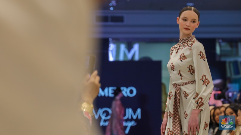 Model tampil mengenakan busana koleksi terbaru karya fesyen desainer dalam acara METRO Festive Raya Fashion Show di Plaza Senayan, Jakarta, Kamis (21/3/2024). (CNBC Indonesia/Faisal Rahman)