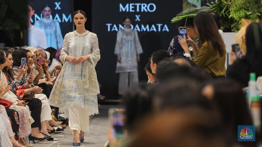 Sejumlah model tampil menggunakan koleksi terbaru karya fesyen desainer dalam acara Metro Festive Raya Fashion Show 2024 di Plaza Senayan, Jakarta, Kamis (21/3/2024). (CNBC Indonesia/Faisal Rahman)