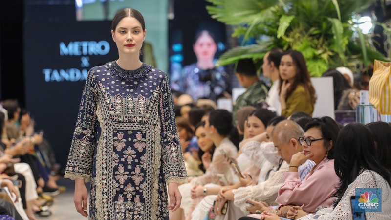 Model tampil mengenakan busana koleksi terbaru karya fesyen desainer dalam acara METRO Festive Raya Fashion Show di Plaza Senayan, Jakarta, Kamis (21/3/2024). (CNBC Indonesia/Faisal Rahman)
